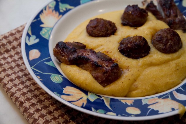 polenta-con-salsiccia-e-costolette-maiale