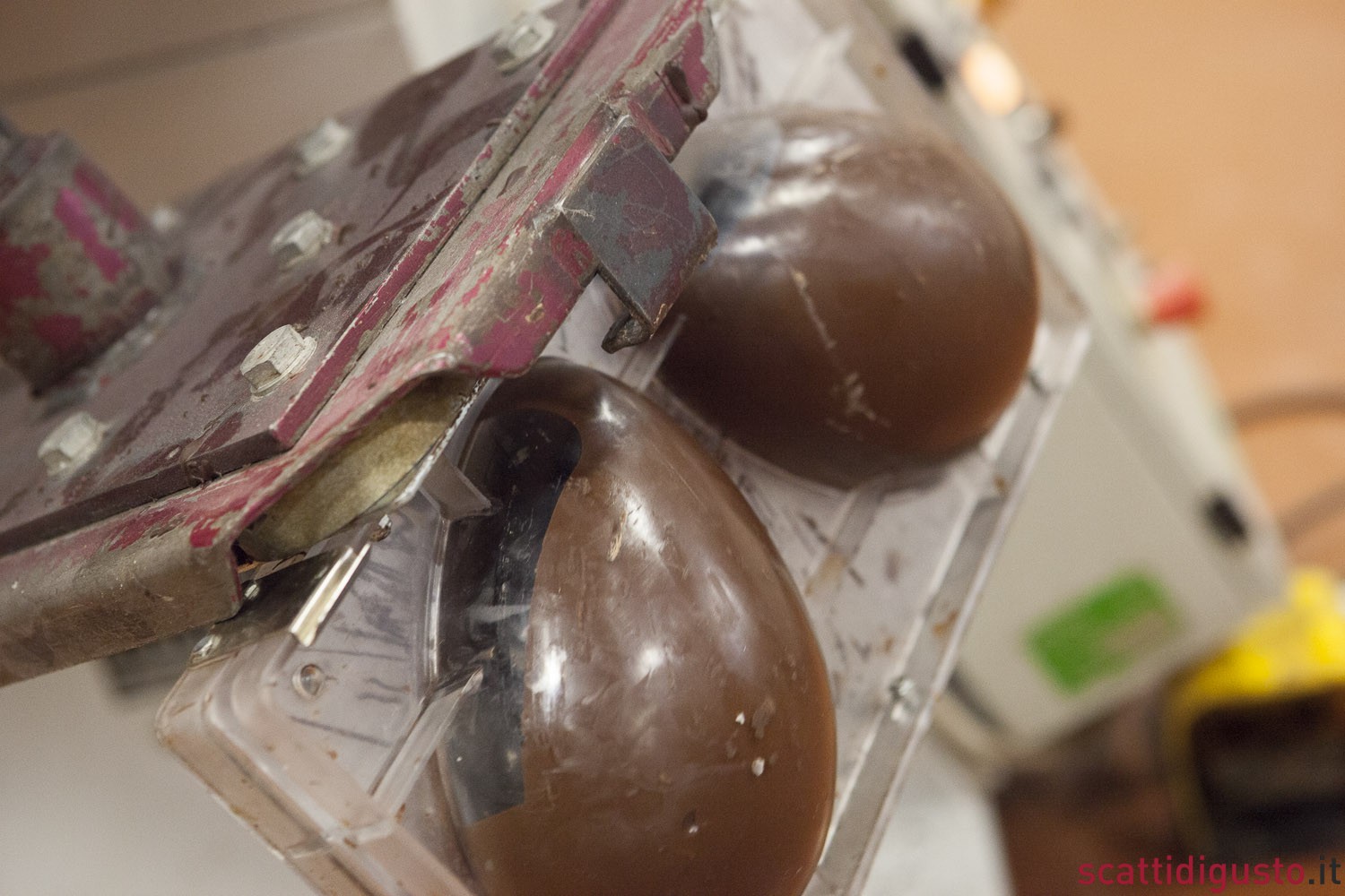 macchina gira uova cioccolato