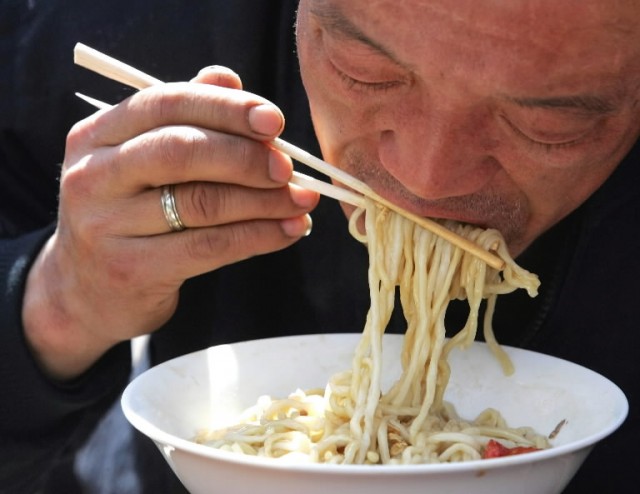 spaghetti e bacchette di legno