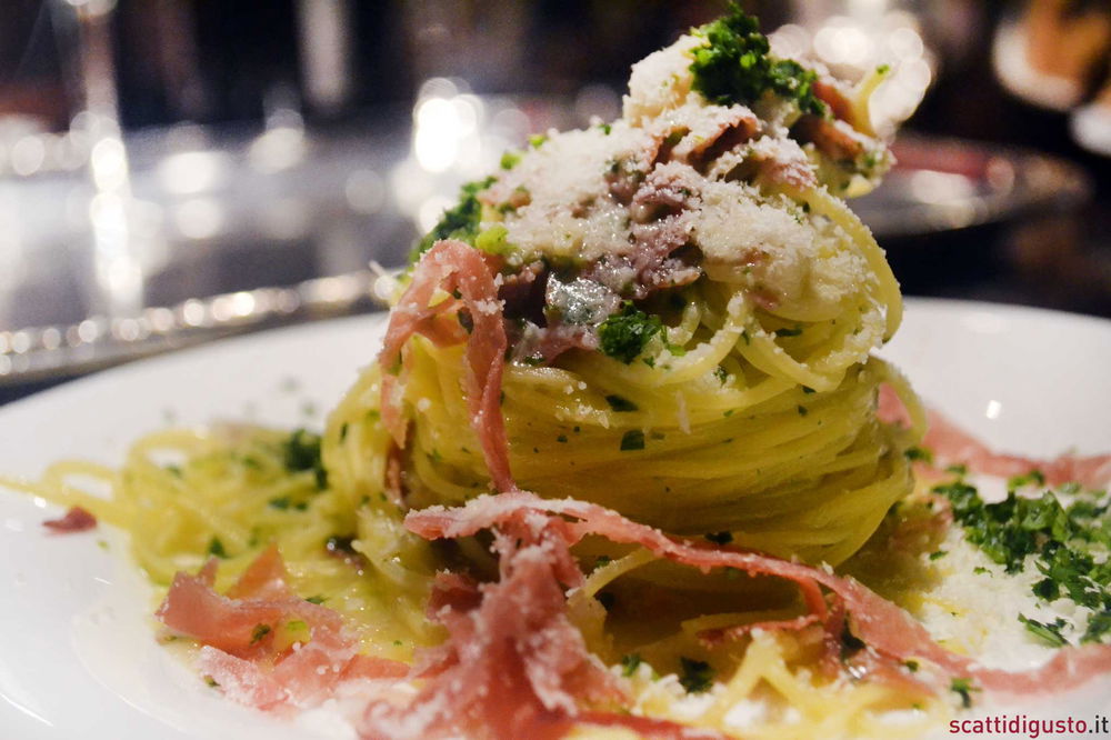 La ricetta della pasta all'uovo con prosciutto crudo e limone