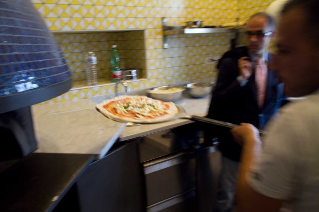 pizzeria-Sorbillo-Lievito-Madre-a-Mare-Napoli-infornata
