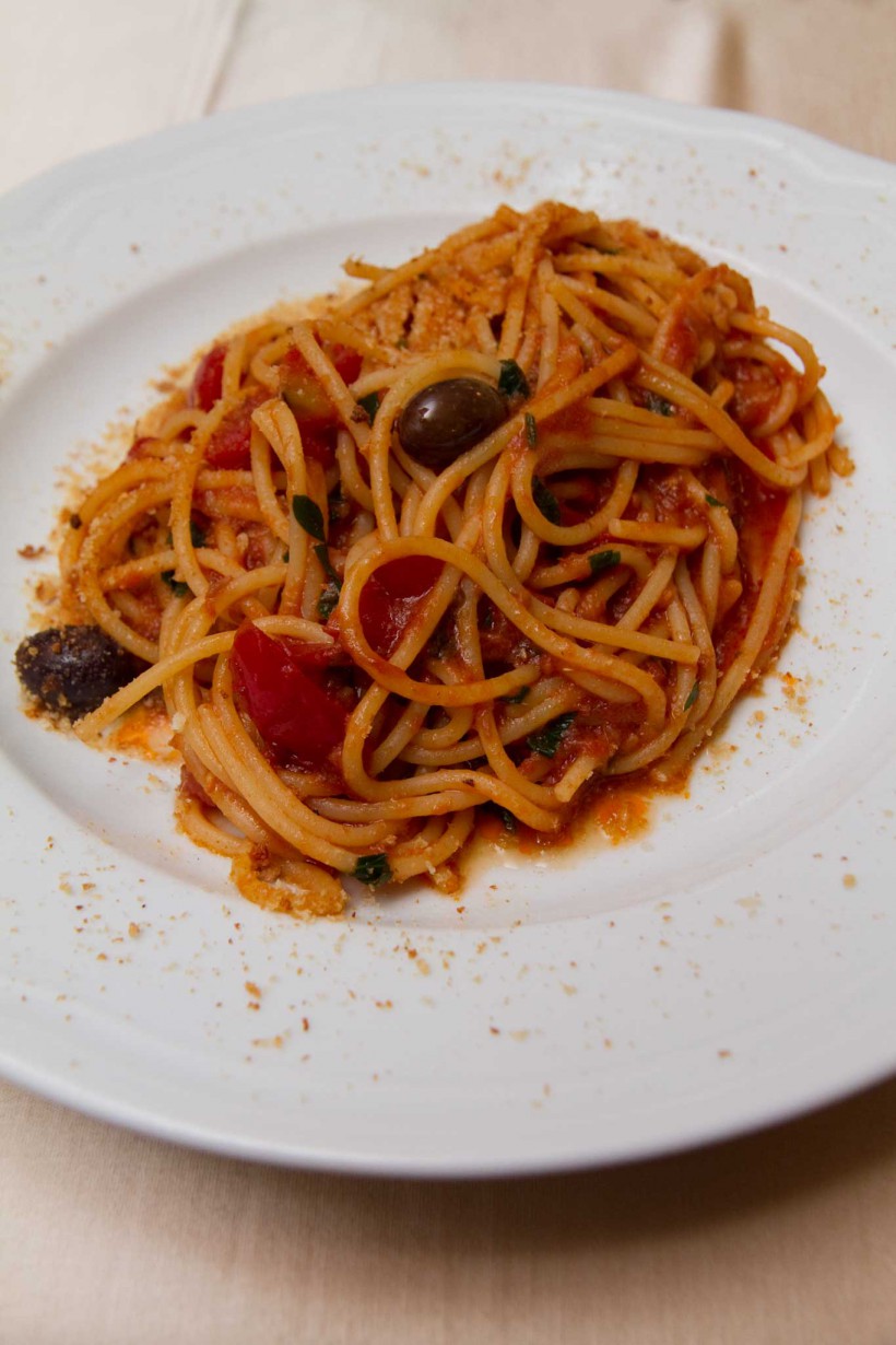 spaghetti con alici menaica il rosso e il mare acciaroli