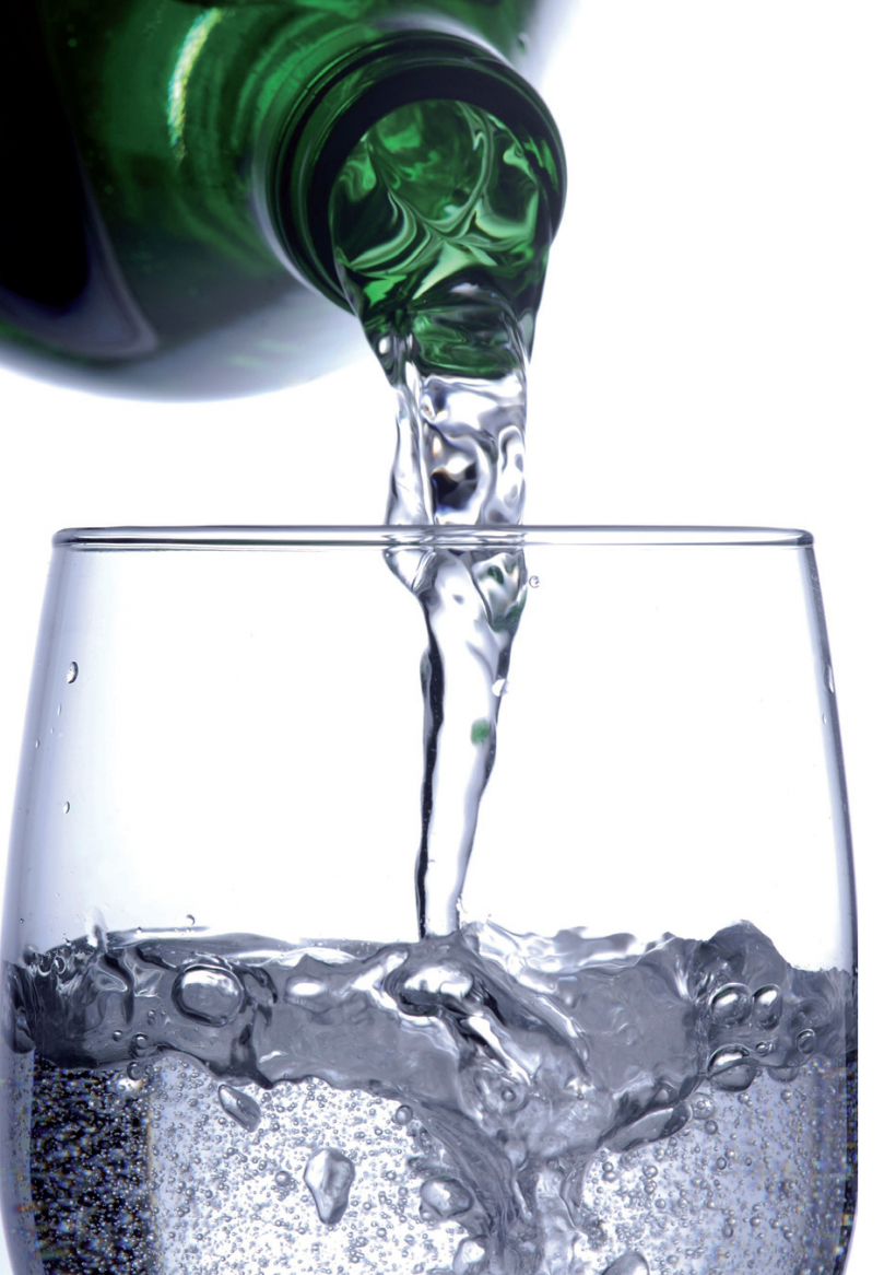 Acqua minerale bicchiere