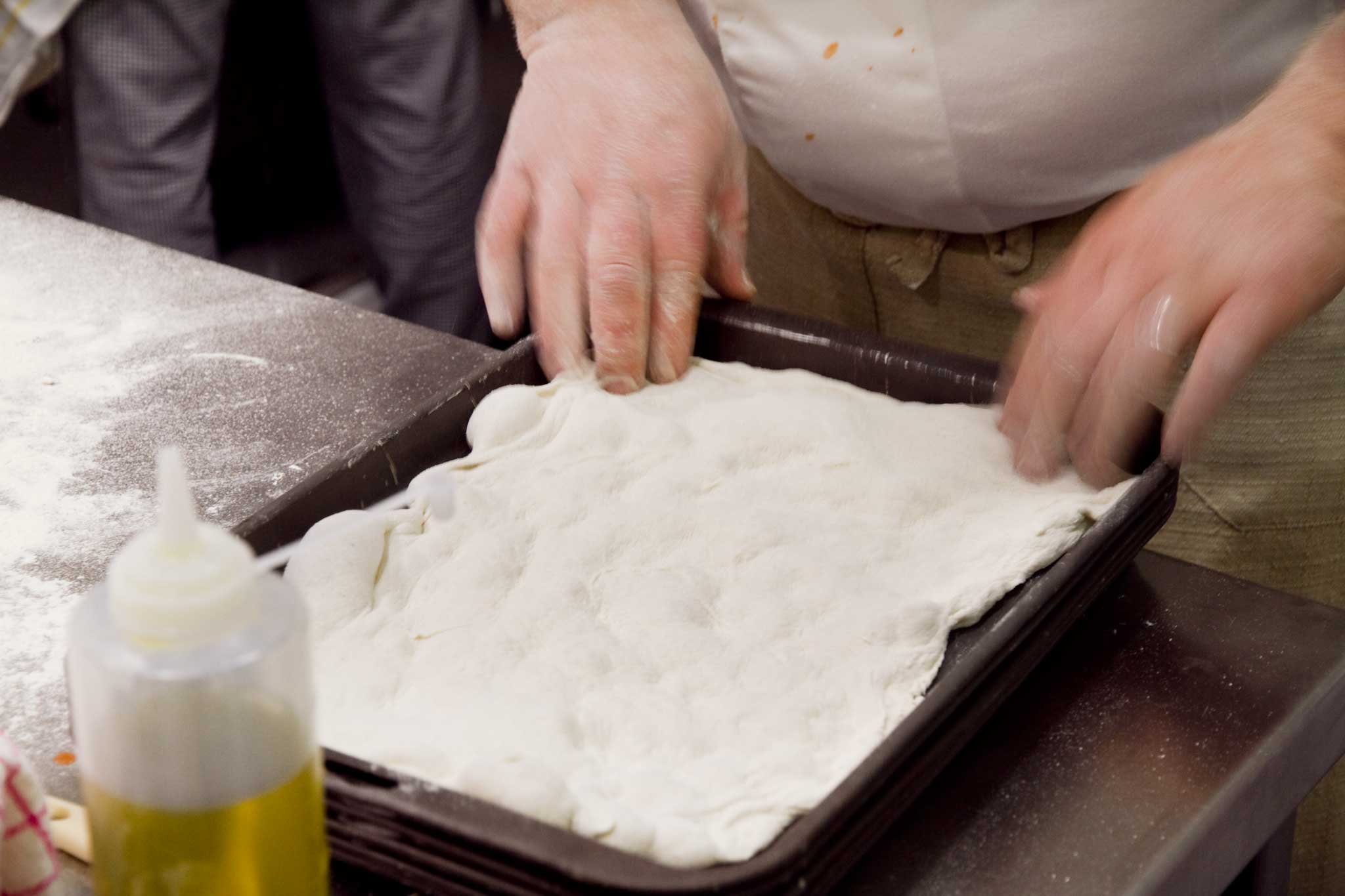 preparazione pizza bianca in teglia