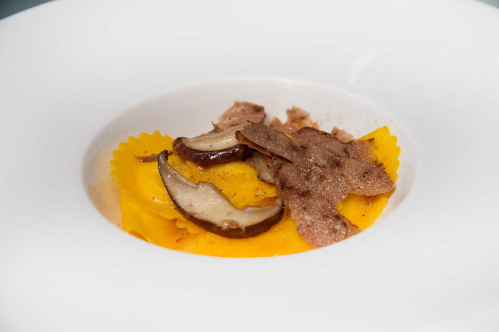 Ricette. Ravioli ripieni di parmigiano, funghi porcini, tartufo bianco