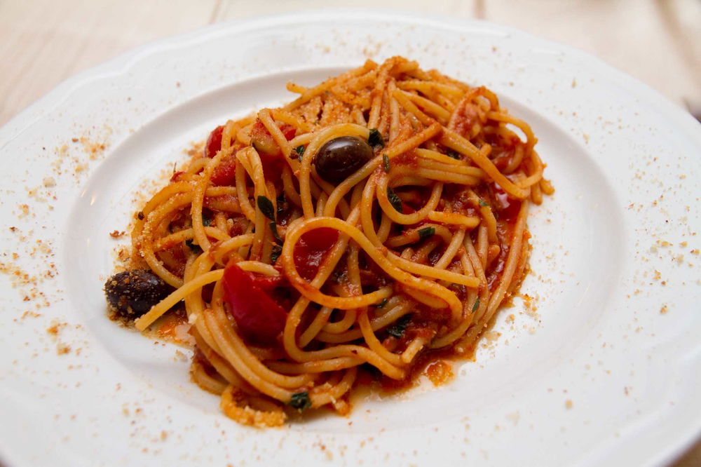 La ricetta perfetta: spaghetti con alici di menaica di ...