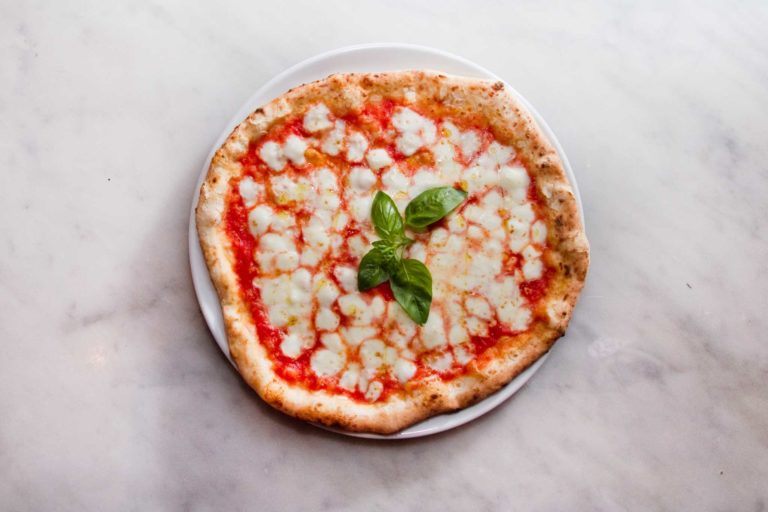 Gino Sorbillo e Scatti di Gusto regalano 10 pizze a chi torna bambino
