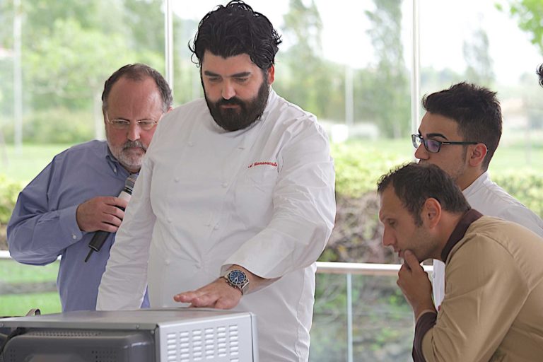 Cannavacciuolo: dopo il microonde, apro il ristorante low cost a 10 €