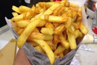 Tutti pazzi per le patatine fritte olandesi: boom a Napoli