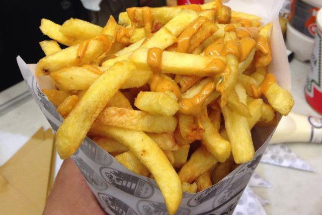 Tutti pazzi per le patatine fritte olandesi: boom a Napoli