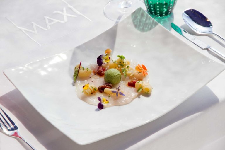 Diversamente insalata di pasta: la ricetta con carpaccio di scorfano e gelato