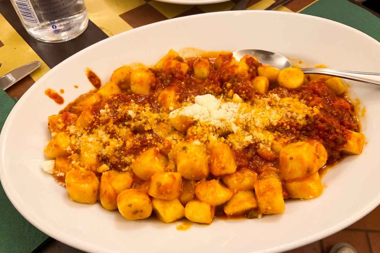 gli gnocchi alla bolognese del ristorante Giorgione Villa Selva Country House a Grutti in Umbria