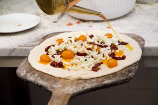 preparazione pizza pomodori gialli