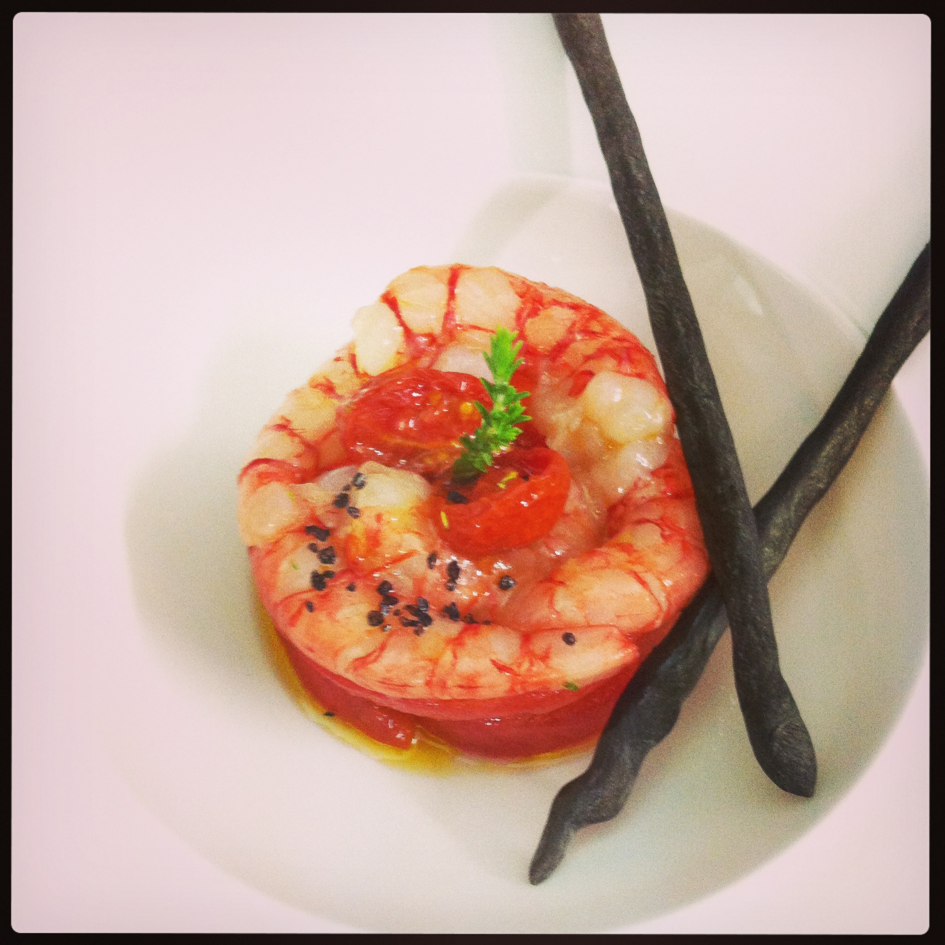 sotto sale - Gamberi rossi marinati al marsala, filetti di pomodori e timo, chopstick al nero di seppia