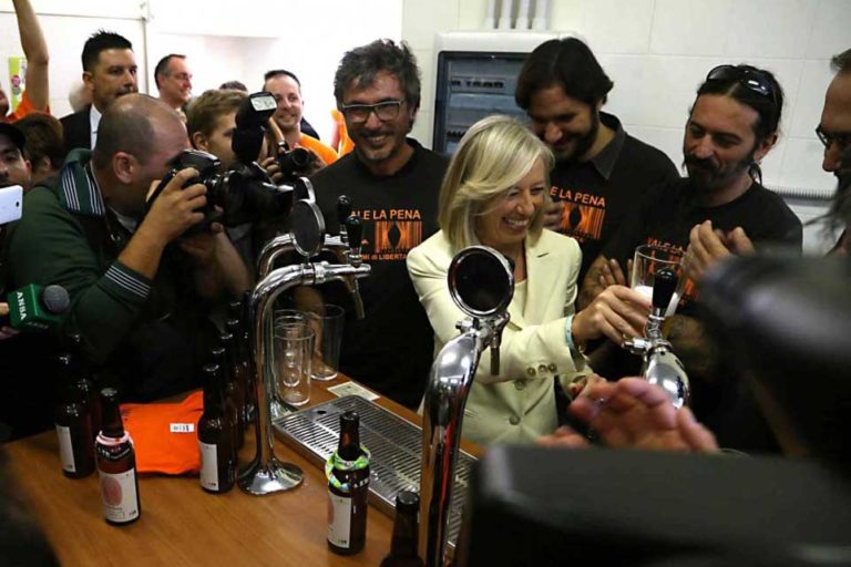 Il ministro della scuola che ci piace: spilla e beve birra per iniziare l’anno scolastico