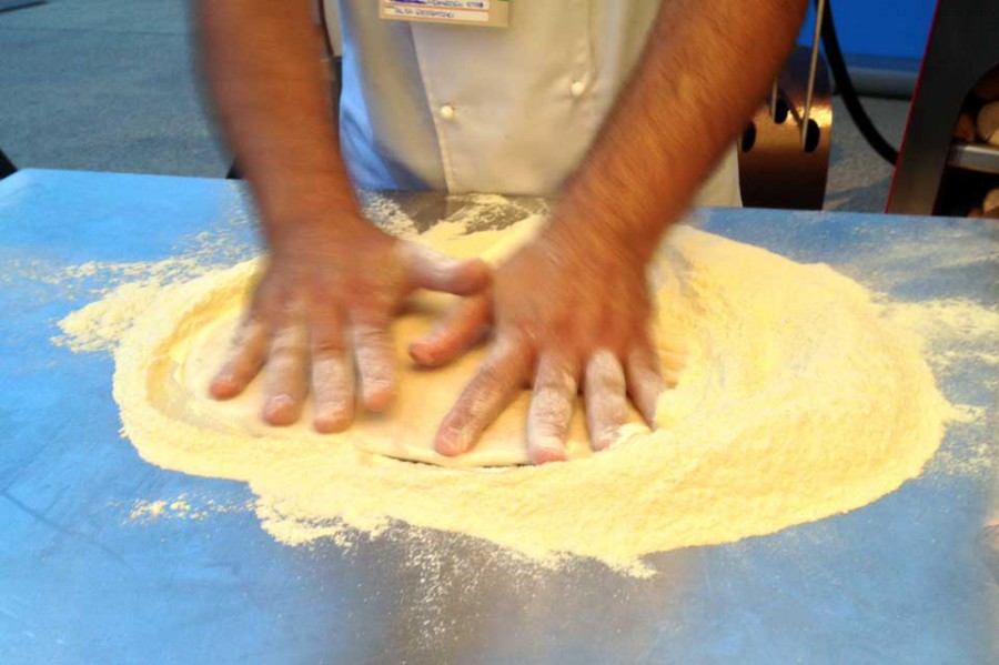 Pizza. Impasto a casa con farina di soia e integrale di Francesco Etzi