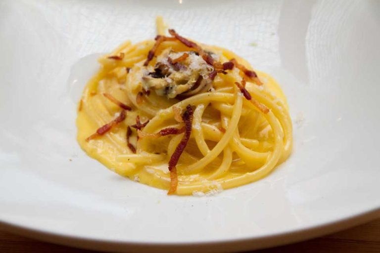 Roma. Bibere Bistrot fa centro con carbonara di stagione e pollo fuori programma