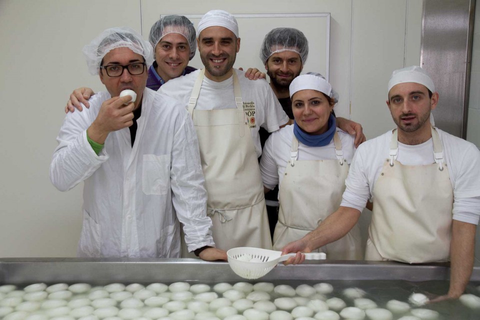 Sorbillo e lo staff mozzarella bufala