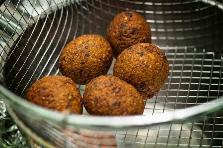 Falafel di fave, ricetta per preparare un hamburger vegano