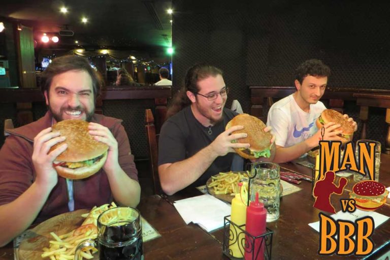 Mangiare un hamburger di 1,2 kg in 25 minuti per non pagarlo è follia?