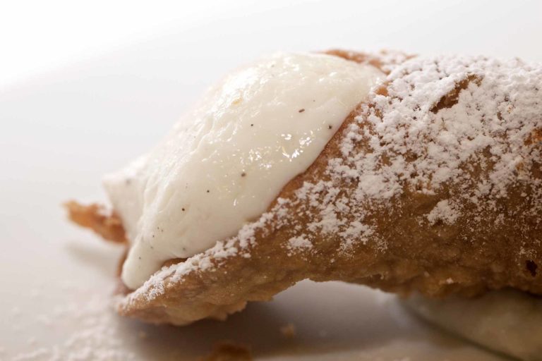 Come fare i cannoli siciliani velocemente a casa: la ricetta