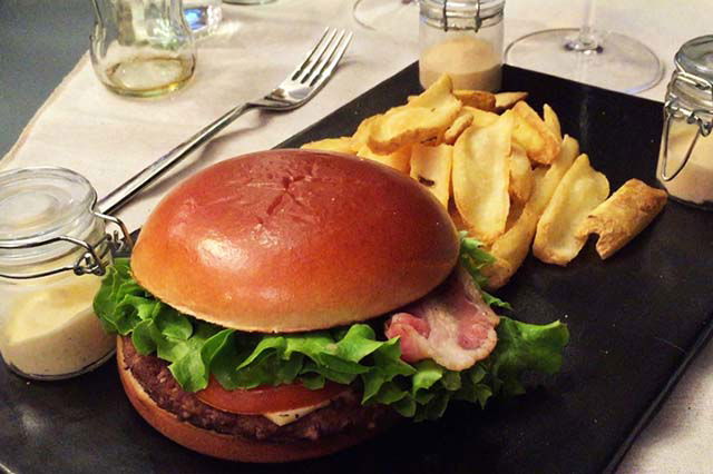 Hamburger a Milano: McDonald&#8217;s sfotte i gourmet con un fake
