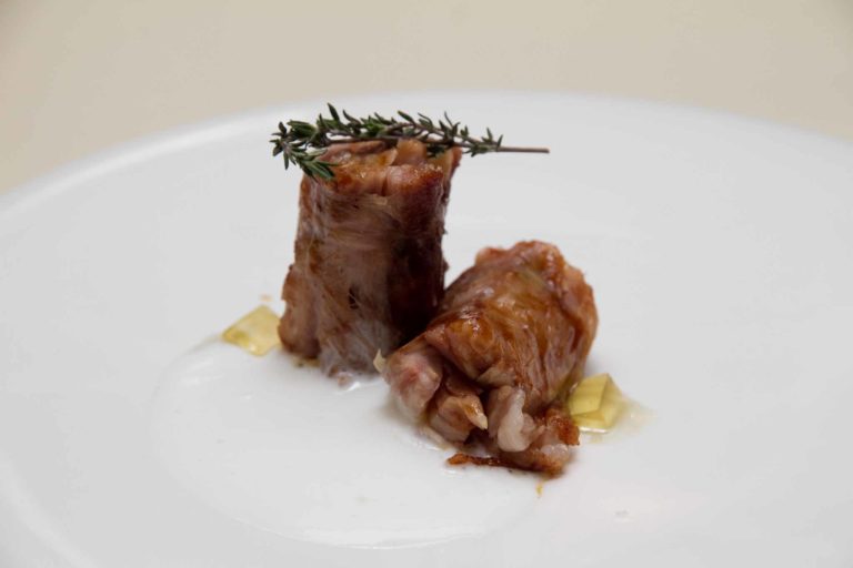 Pranzo di Pasqua: la ricetta dell’agnello con il latte di pecora per andare oltre il forno