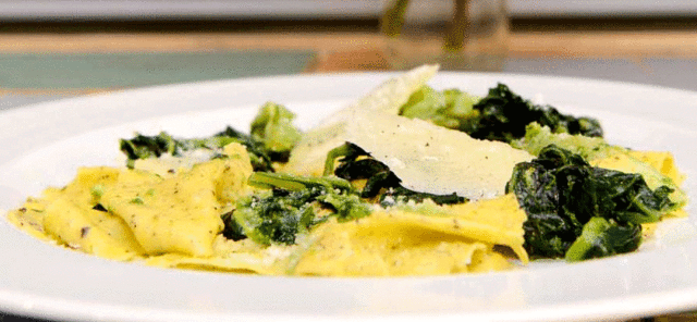 Da-Benito-al-Ghetto-Stracci-di-grano-arso-con-ragout-di-agnello,-erbe-amare-e-Pecorino-Toscano-DOP