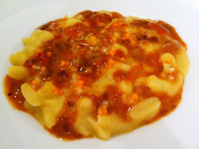 Pasta e patate con erborinato di bufala e ricci di mare