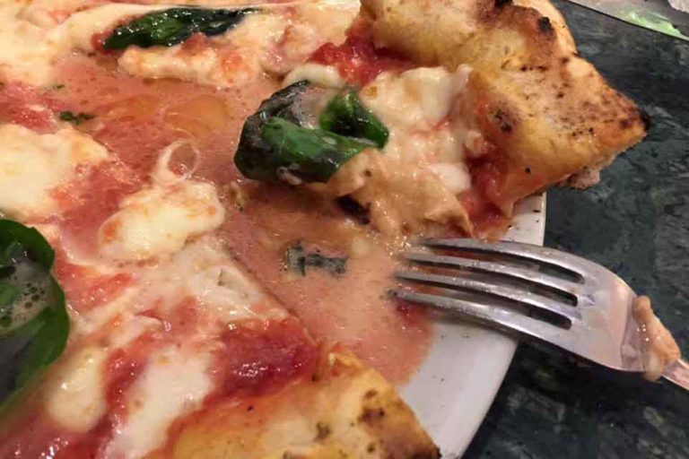 Pizza. A Napoli sbagliano e una croce nera segnala la pizzeria. Vi sembra giusto?