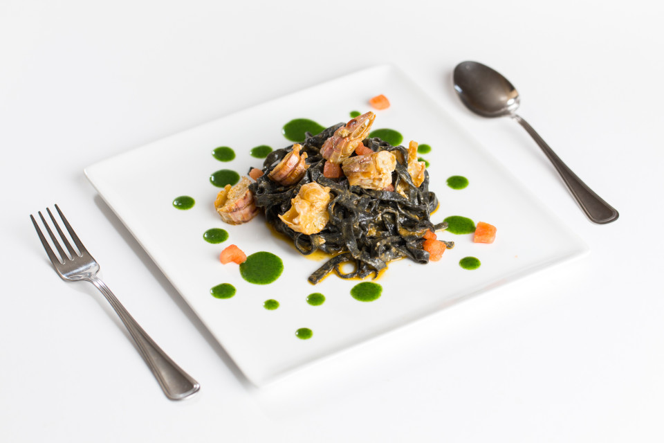 Fettuccine nere alle canocchie ed emulsione di rucola