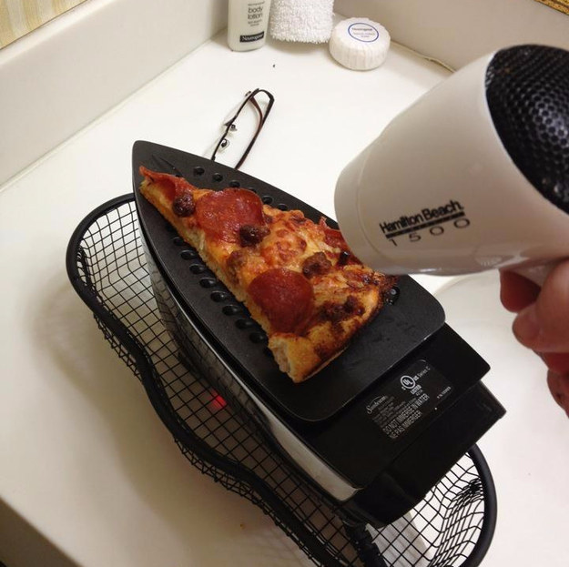 pizza scaldata con il ferro da stiro