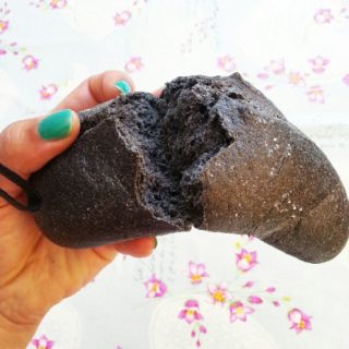 Cornetto a colazione. Ora c’è nero al carbone e non so quanti sono contenti