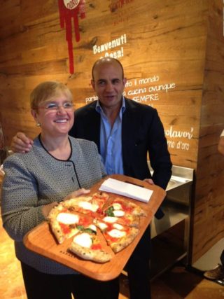 Pizza. La ricetta di Lidia Bastianich che presiede giuria e lezioni a Napoli