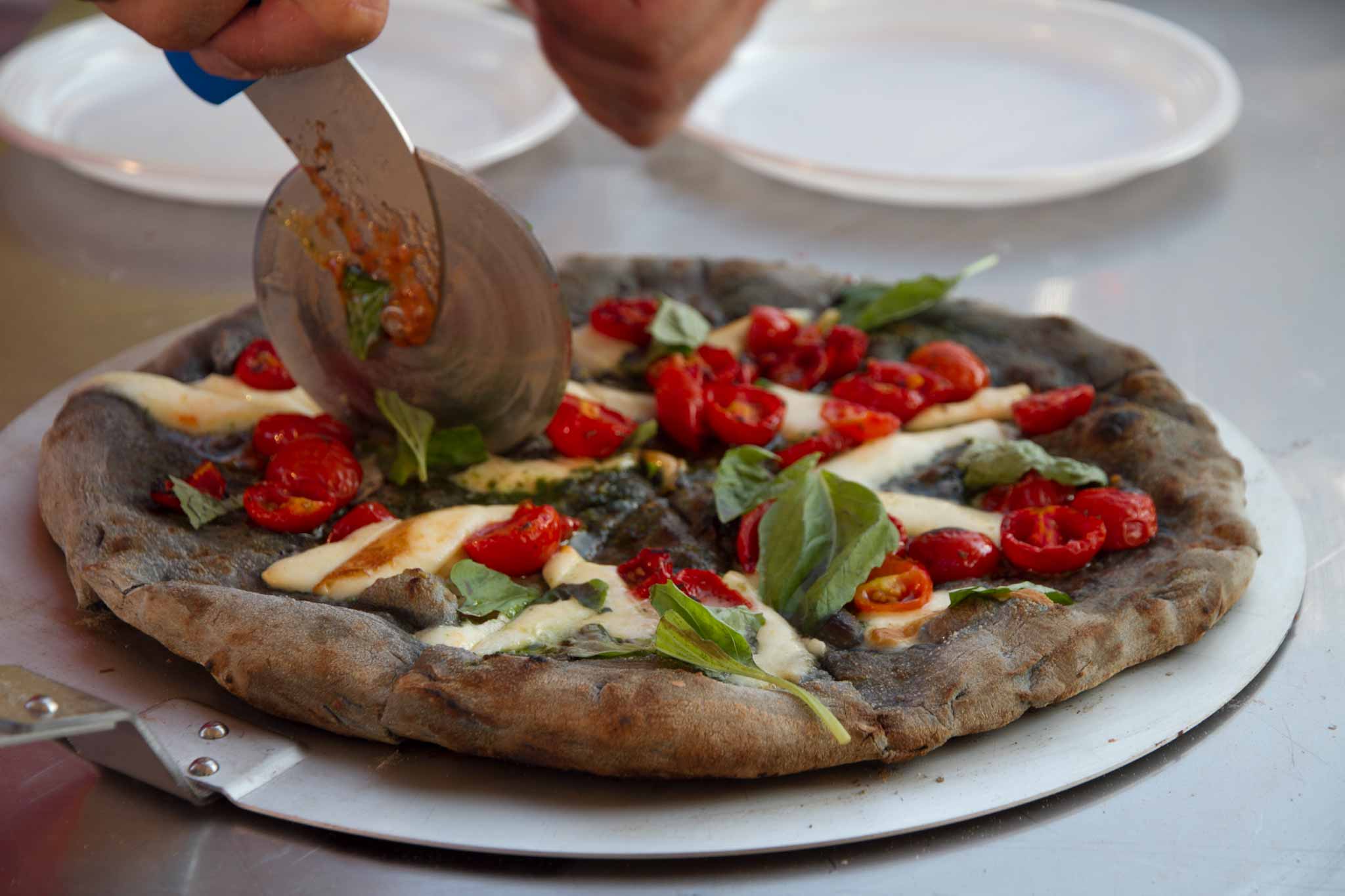pizza nera carbone
