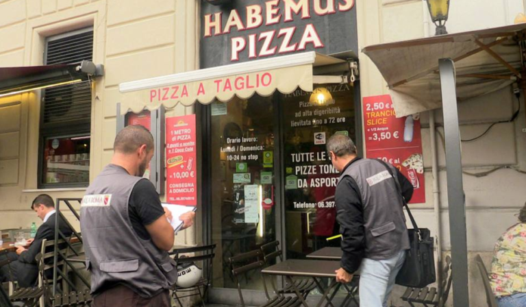 Roma. Habemus Pizza con scarafaggi (anche in video)