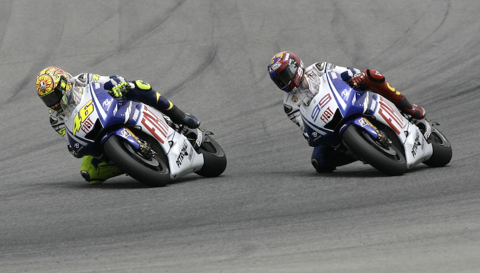 L'ultimo dei molti sorpassi del 14 giugno 2009 su Jorge Lorenzo, che permise a Rossi di vincere il Gran Premio di Catalunya (AP Photo/David Ramos)