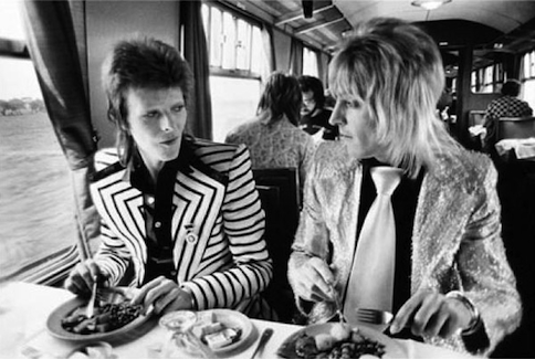 David Bowie, ci piace ricordarlo mentre mangia