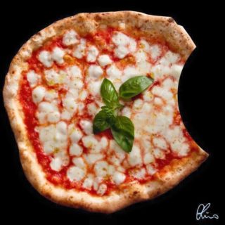 Apple sceglie Napoli e c’è la pizza morsicata