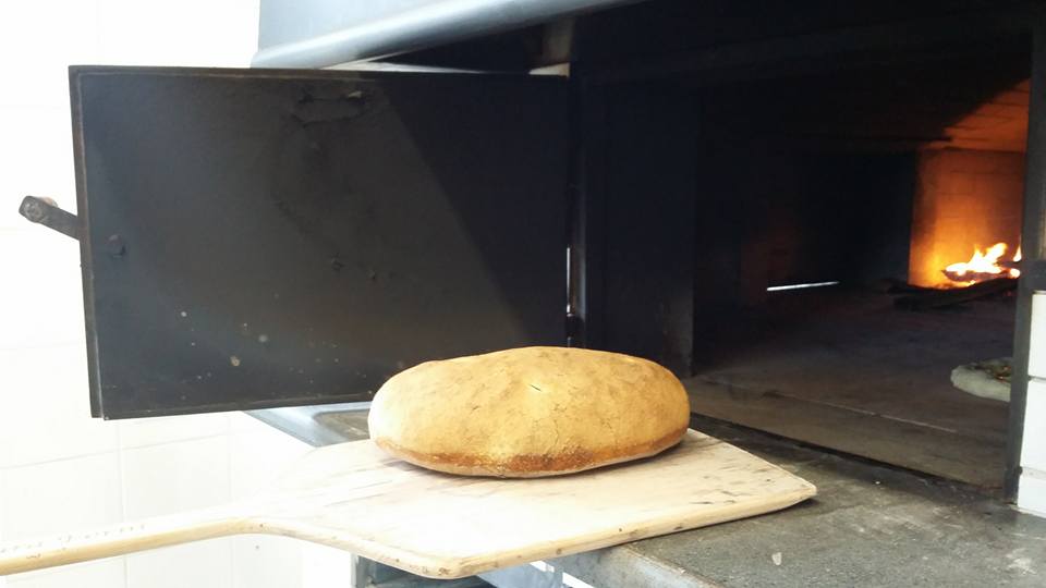 pane nel forno a legna