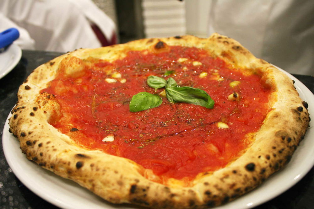 Pizza e pomodoro che fanno innamorare in due Parùle