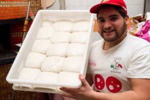 Carlo Sammarco è ora da solo al comando della pizzeria di Aversa