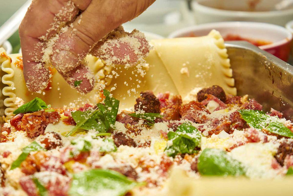 lasagna napoletana ricetta spolverata di formaggio
