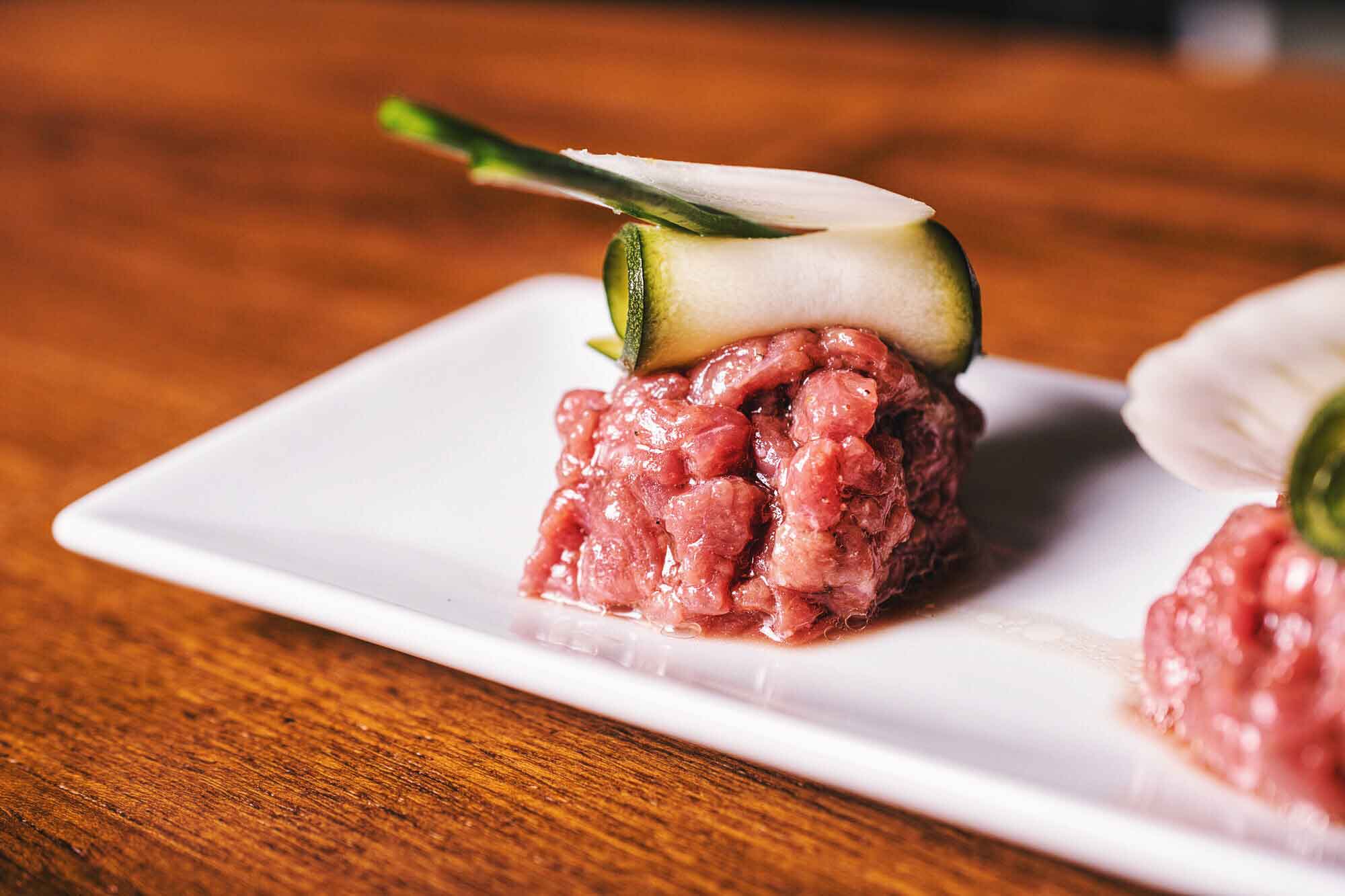 battuta di manzo finocchi zucchine in salamia e peperoncini