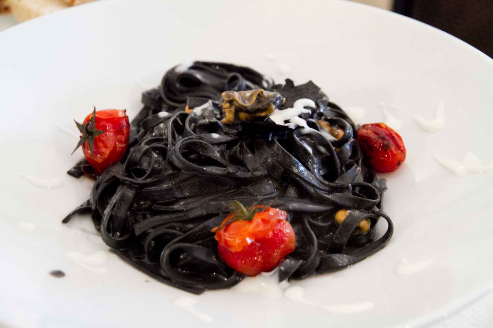 cozze e latte di mozzarella nera