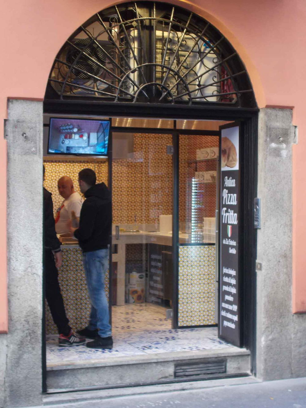 Milano. Gino Sorbillo ha aperto Zia Esterina per la pizza fritta