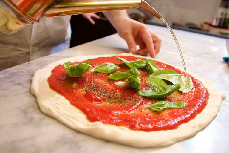 Addio oliera. L'olio sulla pizza diventa