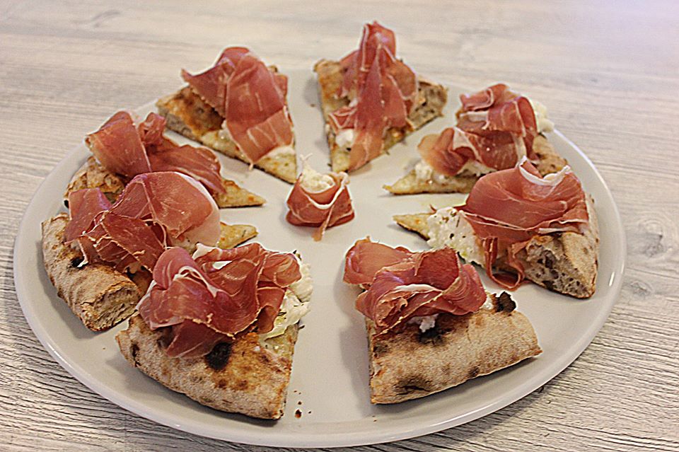 pizza mozzarella di Bufala di Campli, Origano, Prosciutto Crudo Abruzzese