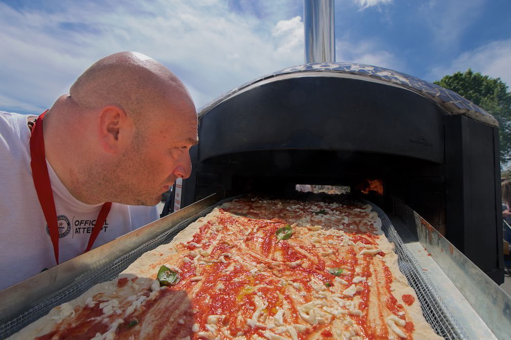 La pizza più lunga del mondo nel Guinness con 1853,88 metri La pizza più lunga del mondo nel Guinness con 1853,88 metri