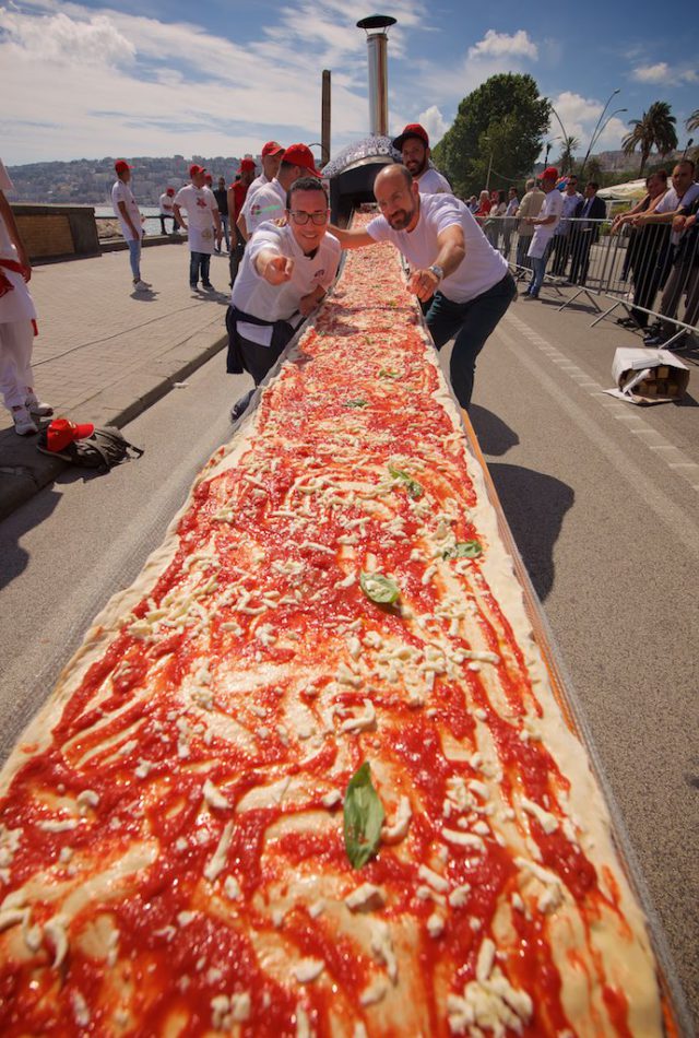 La pizza più lunga del mondo nel Guinness con 1853,88 metri La pizza più lunga del mondo nel Guinness con 1853,88 metri